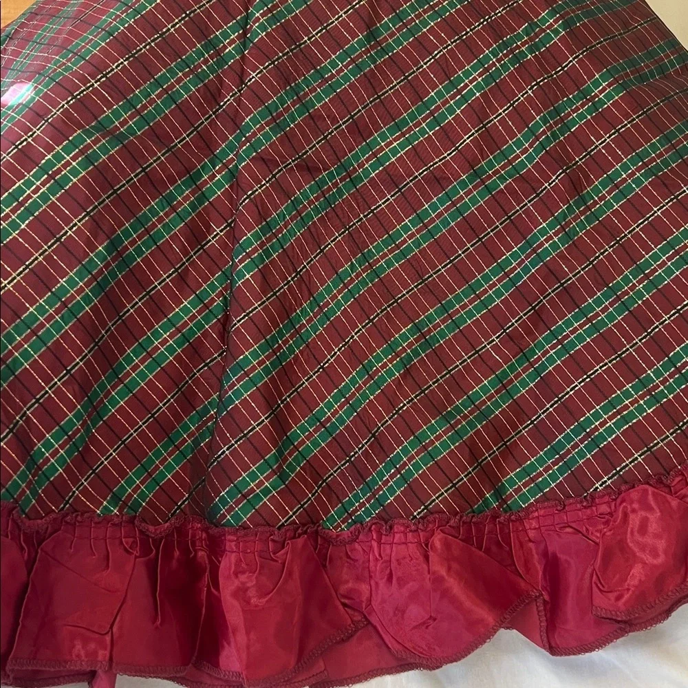 Round Plaid Red and Green Ruffled Tablecloth 48 inches Diameter